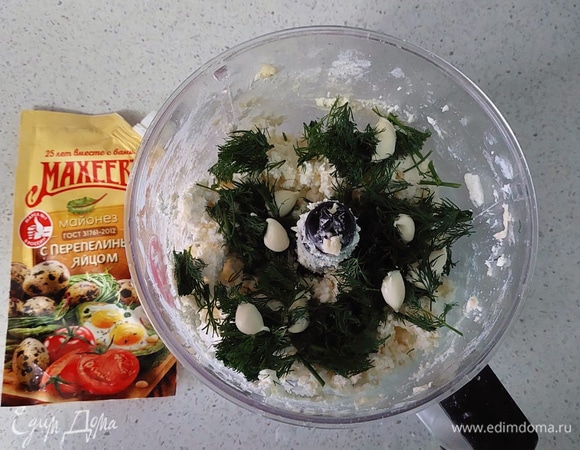Готовим начинку для соленого пирога. Смешиваем все ингредиенты в блендере, не забываем добавить майонез ТМ «Махеевъ», именно он поможет связать все наши компоненты и сбалансирует вкус.