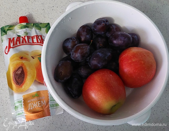 Переходим к сладкому пирогу. Подготавливаем фрукты, джем.