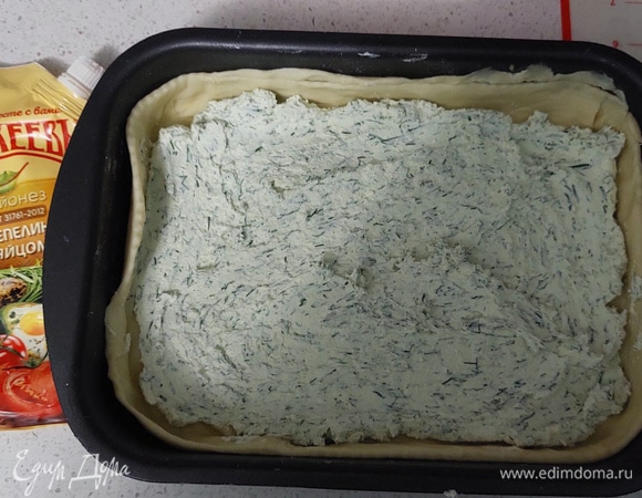 Раскатываем нижнюю часть пирога, выкладываем начинку. Соленый пирог у меня будет готовиться в квадратной форме 20*25 см. На этом этапе включаем духовку, режим «верх/низ» на 200°C.