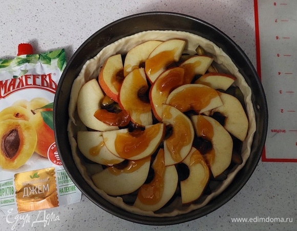 Формируем сладкий пирог. Выкладываем сливу, посыпаем корицей, сверху добавляем яблоки и сдабриваем джемом ТМ «Махеевъ», он придаст сладость и гармонично дополнит свежие фрукты. Этот пирог будет готовиться в круглой форме диаметром 22 см.