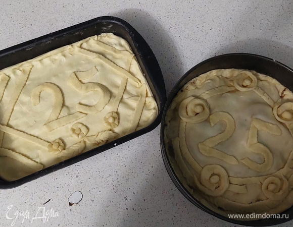 Накрываем пироги второй частью теста. Я украсила пироги специально с празднику ТМ «Махеевъ». Отправляем в уже разогретую до 200°C духовку на 30–40 минут.