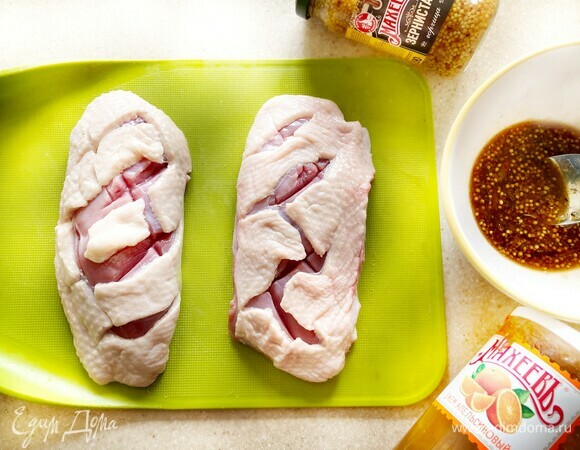 Утиные грудки обсушите с помощью бумажного полотенца. На коже с помощью острого ножа сделайте надрезы крест-накрест. Для маринада соедините соевый соус, дижонскую горчицу, апельсиновый джем, растительное масло (1 ст. л.), перец молотый и немного соли. Хорошо перемешайте.