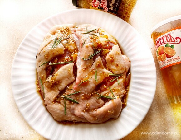 Обильно обмажьте грудки маринадом, сверху — листики розмарина. Оставьте мариноваться минимум на 2 часа. Затем быстро обжарьте со всех сторон на 1 ст. л. растительного масла.