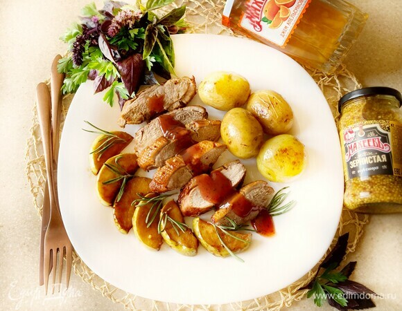 Готовое мясо уложите в кастрюльку, накройте крышкой и дайте отдохнуть минут 10–15. За это время нарежьте дольками яблоко и вместе с предварительно отваренным картофелем обжарьте в той же сковороде, в которой готовились грудки. Нарежьте мясо на порционные кусочки, полейте любимым соусом (у меня брусничный) и подавайте вместе с картофелем и яблоками. Приятного вам аппетита!