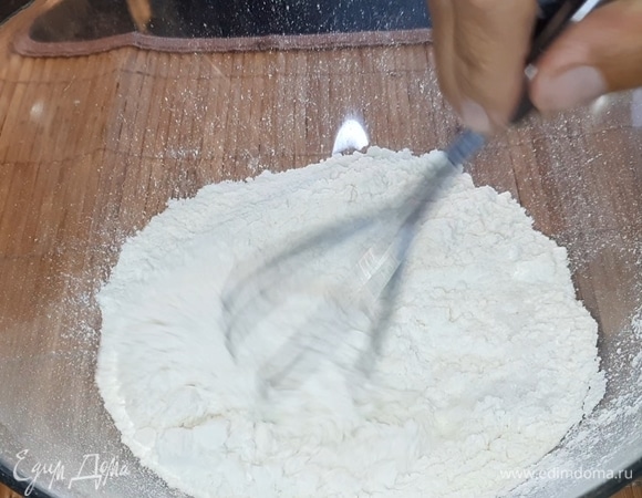 Смешайте просеянную муку с солью.