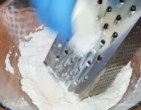 Натрите на крупной терке сливочное масло, обмакивая его в муку, а затем руками перетрите муку с маслом в крошку.