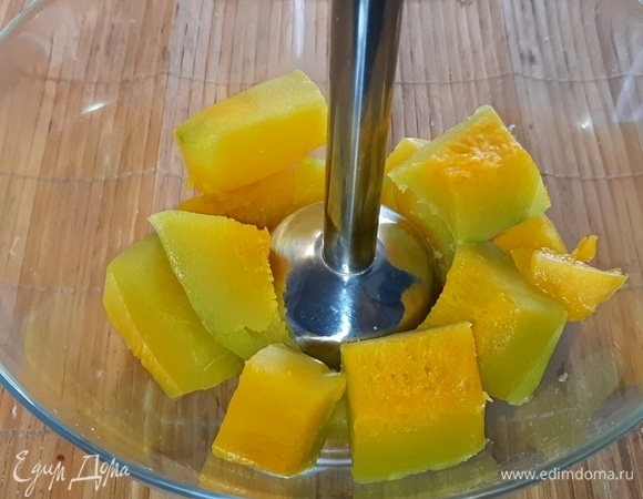 Возьмите 300 г остывшей тыквы и сделайте блендером пюре.