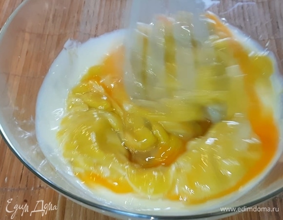 В тыквенное пюре добавьте сгущенку, яйца и перемешайте венчиком.