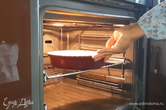 Поставьте тесто в заранее разогретую до 180°C духовку на 15 минут, а затем немного остудите.