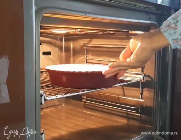 Поставьте тесто в заранее разогретую до 180°C духовку на 15 минут, а затем немного остудите.