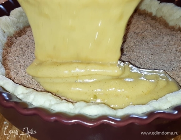 Далее распределите начинку из тыквы.