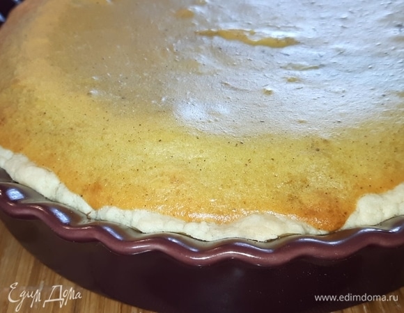 Выпекайте пирог в духовке при 180°C 40 минут, потом духовку не выключайте.