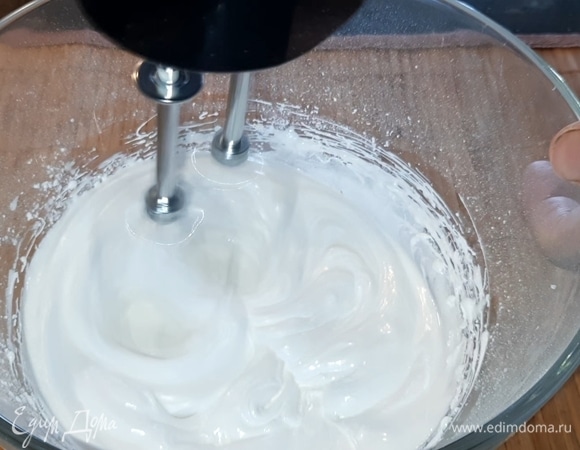 За 10 минут до окончания выпечки белок одного яйца взбейте с солью и сахарной пудрой в течение 10 минут на высоких оборотах миксера.