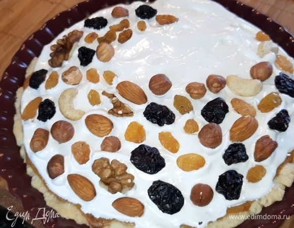 Распределите меренгу по поверхности пирога и по желанию украсьте орешками, изюмом или цукатами.