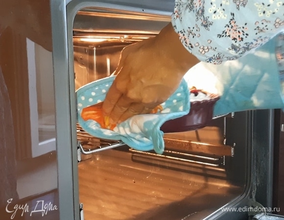 Снова поставьте пирог в духовку, включив верхний нагрев на 10 минут.