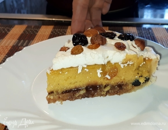 Пирог хорошо остудите, сначала при комнатной температуре, а затем поставьте в холодильник на 2 часа.