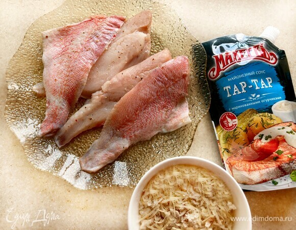 Филе рыбы слегка посолите, приправьте перцем, специями для рыбы. Отложите на 10–15 минут. За это время измельчите хлеб в крупную крошку, добавьте тертый пармезан и перемешайте.