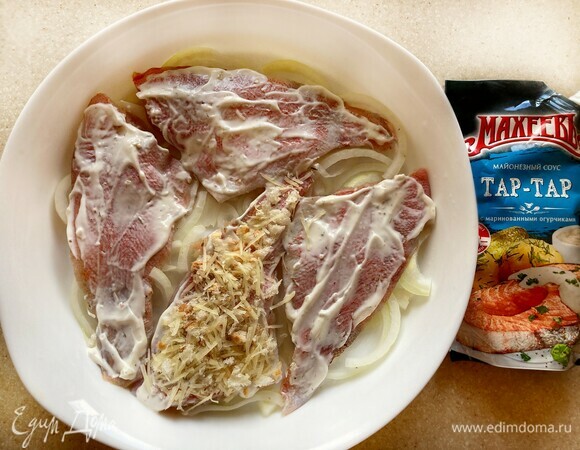 Дно формы для запекания смажьте оливковым маслом. Выложите нарезанный полукольцами репчатый лук, сверху — филе рыбы, смажьте каждое соусом тартар ТМ «Махеевъ» (по 1 ст. л. на каждое филе) и сверху посыпьте хлебно-сырной крошкой. Сбрызните оливковым маслом и поставьте запекаться в духовку на 30 минут при 200°C (время приготовления зависит от размера филе рыбы).