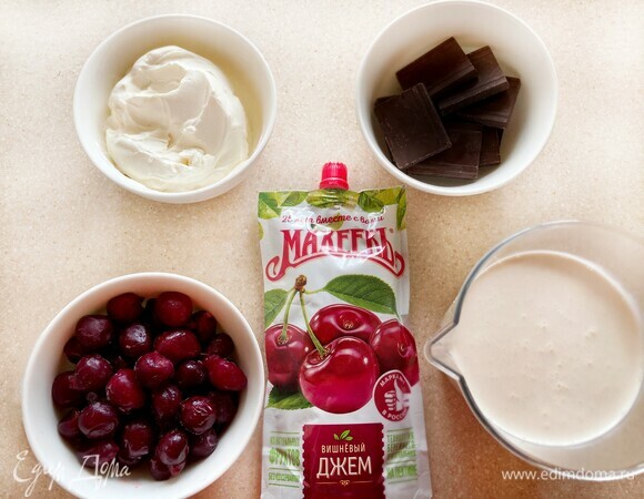 Подготовьте необходимые ингредиенты. Шоколад можно использовать любой — молочный или горький, на ваш вкус.