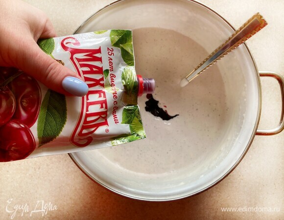 Охлажденные сливки взбейте, добавьте творожный сыр, перемешайте. Далее — измельченный шоколад, джем ТМ «Махеевъ» и вишню. Перемешайте.