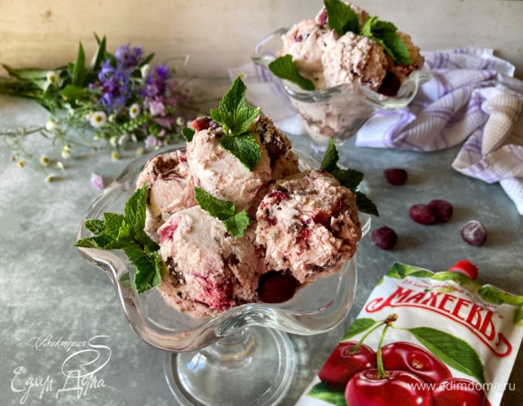 Подавайте мороженое с листиками мяты. Приятного вам аппетита!