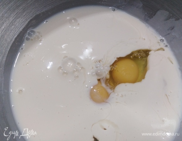 В ряженку вбить яйца.