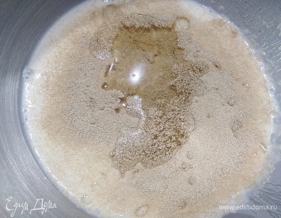Добавить соль, сахар, дрожжи и растительное масло.