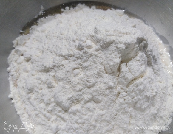 Всыпать муку.