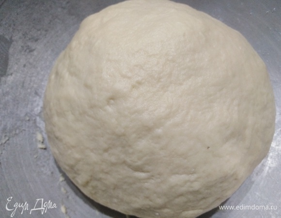 Замесить тесто. Собрать в шар. Накрыть и оставить для подъема на 1,5–2 часа.