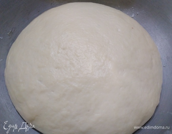 Поднявшееся тесто обмять.