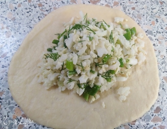 Каждую заготовку раскатать в лепешку, на середину выложить начинку.