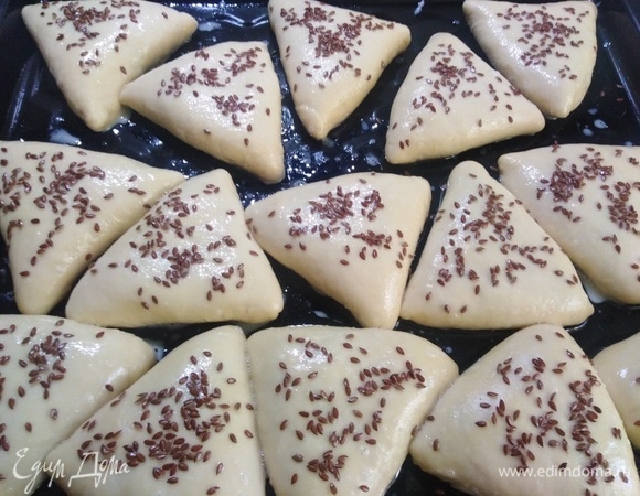 Выложить пирожки на противень. Дать подняться. Смазать яйцом. По желанию посыпать семенами.