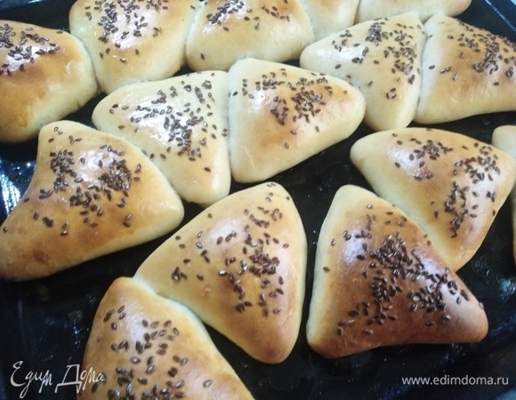 Поставить пирожки в разогретую духовку. Выпекать при 200°C 30 минут.