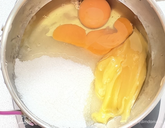 В сотейник поместить яйца, сахар, соль, мед. Смешать до однородности.