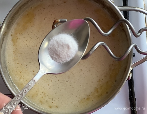 Снять с огня и всыпать соду, интенсивно помешивая.