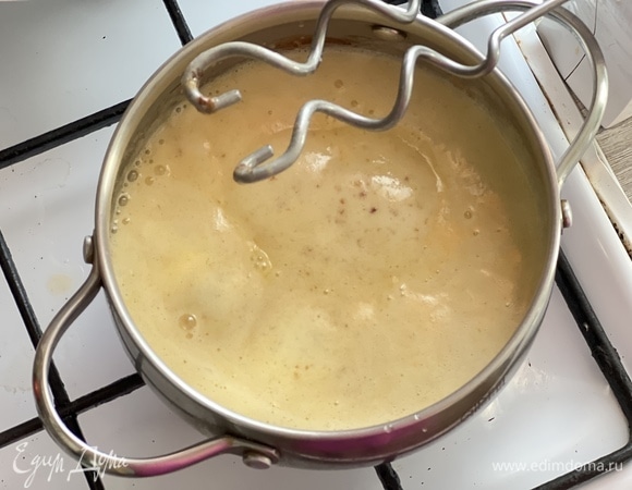 Масса начнет пениться и светлеть. Остудить массу.