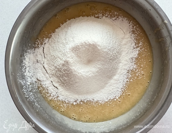 Всыпать частями просеянную муку и замесить тесто.