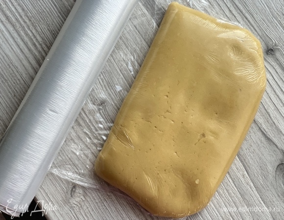 Обернуть тесто в пищевую пленку и убрать в холодильник на час.