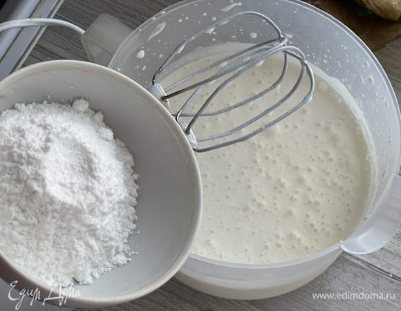 Приготовим крем. Очень холодные сливки взбить миксером до легкого загустения. Добавить сахарную пудру и ваниль. Взбить до плотных пиков.