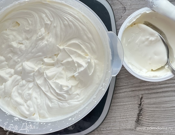 Добавить сметану и перемешать на малых оборотах миксера до однородности.