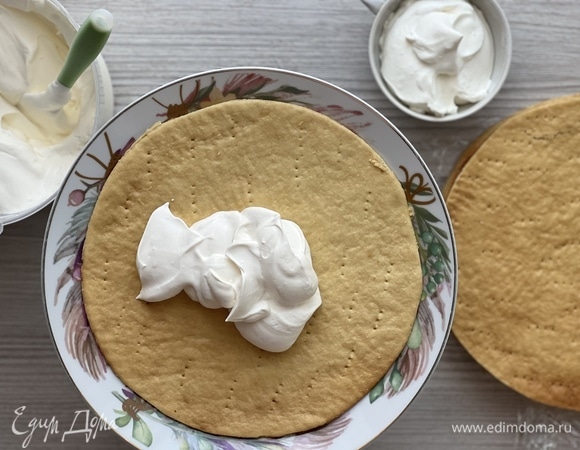 Отложить 100 г крема для обмазки. Остальным кремом, используя весы, смазать коржи (равным количеством).