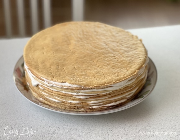 Затем смазать отложенными 100 граммами крема бока и верх.