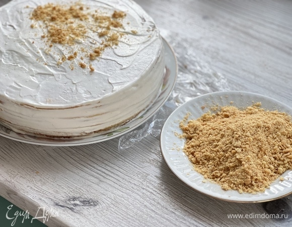 Обрезки измельчить в крошку и посыпать торт. Убрать торт в холодильник для пропитки, лучше всего на ночь.