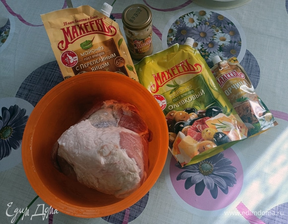 Подготовьте продукты, мясо промойте.