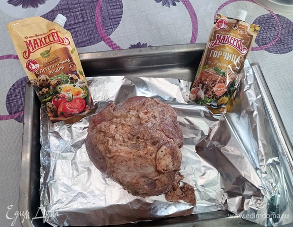 Смажьте свинину майонезом и горчицей ТМ «Махеевъ», добавьте к соусам соль и специи для мяса.