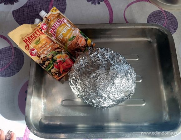 Запакуйте в фольгу и отложите мариноваться, включите разогреваться духовку до 200°C. Поставьте в разогретую духовку мясо на 1 час. После этого разрежьте фольгу и оставьте для зарумянивая корочки еще на полчаса.