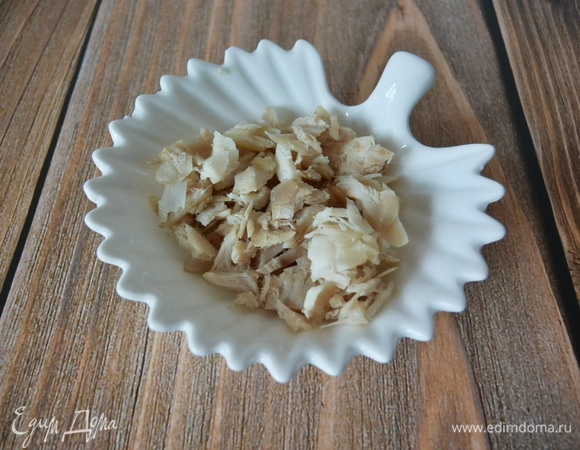 Отварить предварительно курицу и нарезать на кусочки.