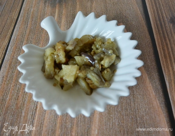 Пожарить баклажаны и нарезать на кусочки.