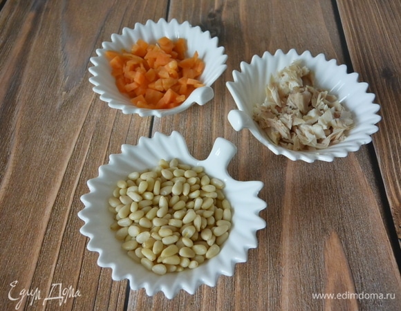 Подготовить отварную морковь, кедровые орешки.