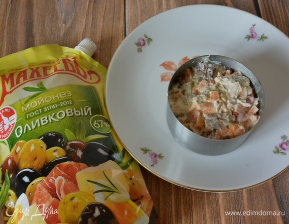 Курицу, баклажаны, морковь и помидоры смешать и заправить майонезом ТМ «Махеевъ». Все сложить в кулинарное кольцо.